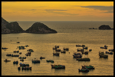 Vietnam - Západ slunce nad zátokou Halong