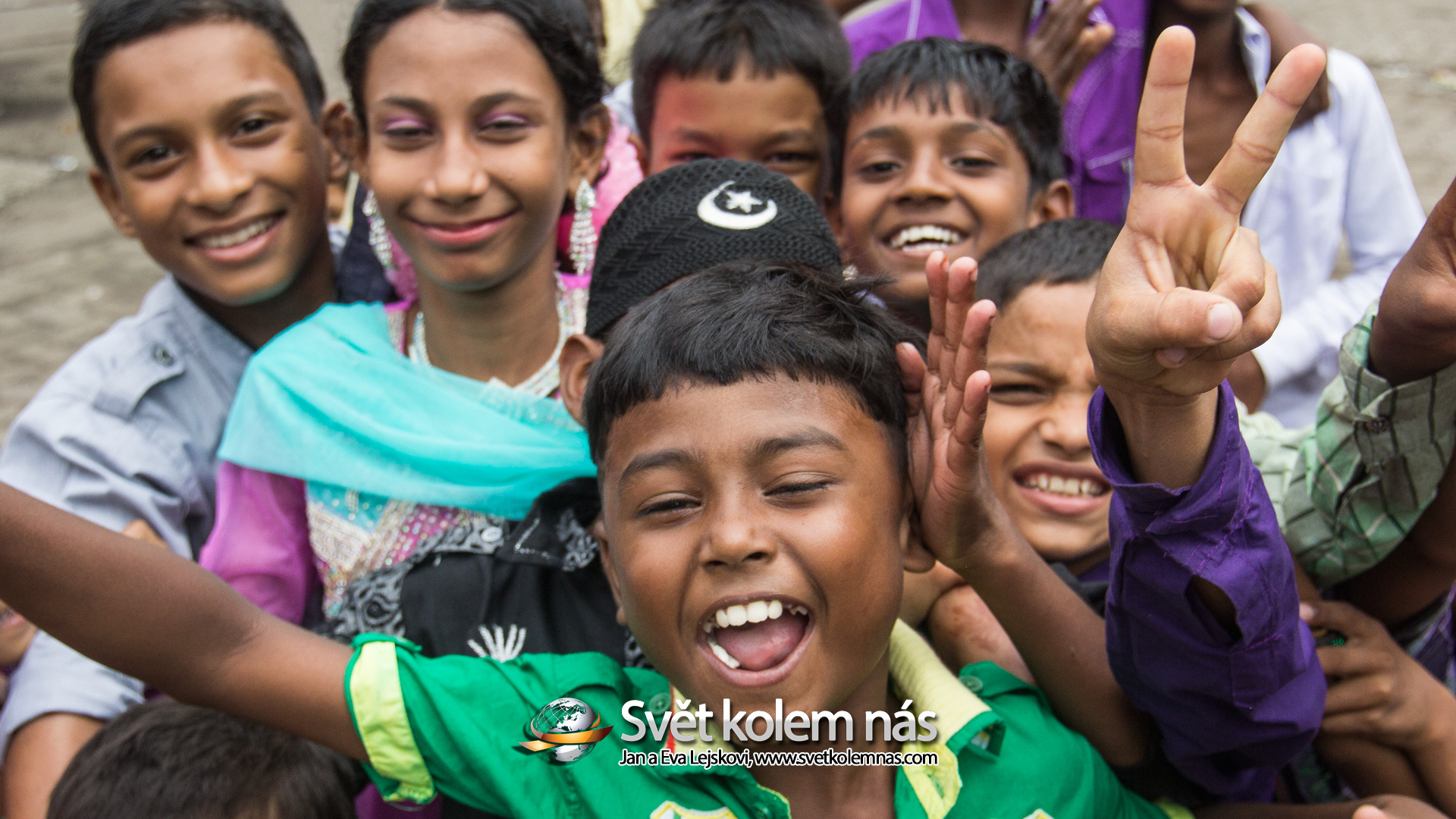 Tapeta na plochu, Indie - Oslavy v Dharáví největším slumu v Mumbai    