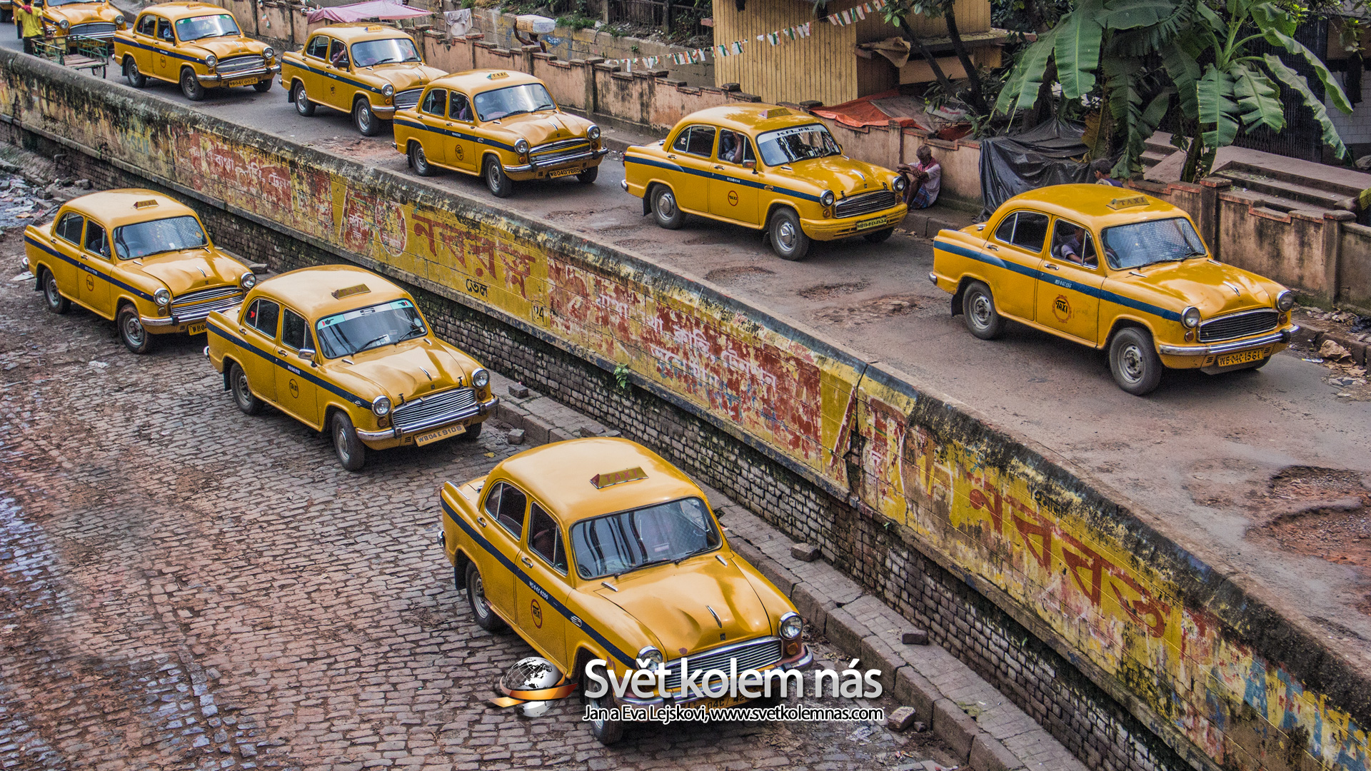 Tapeta na plochu, Indie - Žluté taxíky Ambassador v Kolkatě